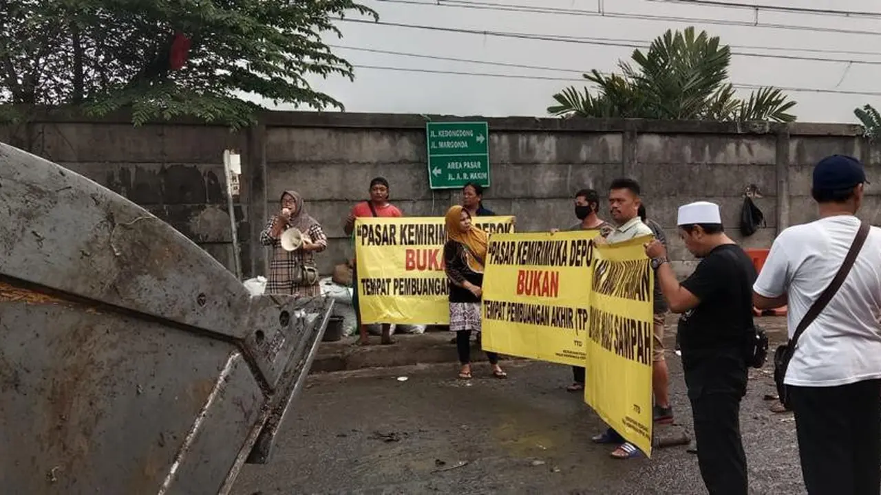 Pedagang Pasar Kemirimuka Depok Protes Sampah yang Menumpuk