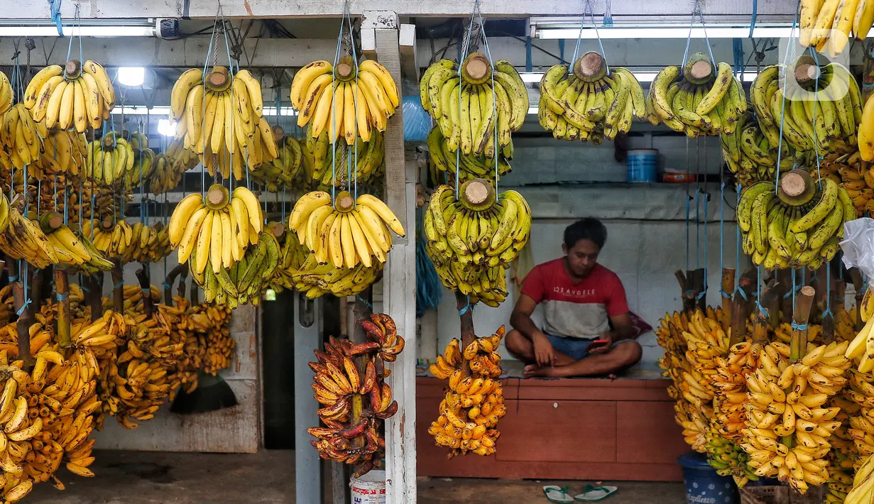 Meski harga pisang melonjak selama Ramadhan, namun permintaan terlayani. (Liputan6.com/Angga Yuniar)