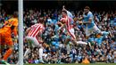 Pemain Manchester City, Fernando, mencetak gol pertama ke gawang Stoke City dalam laga Liga Inggris di Stadion Etihad, Manchester, Sabtu (23/4/2016). (Action Images via Reuters/Craig Brough)