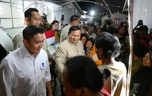 Momen Prabowo Malam-Malam Sambangi Warga Relokasi Senen di Rumah Baru