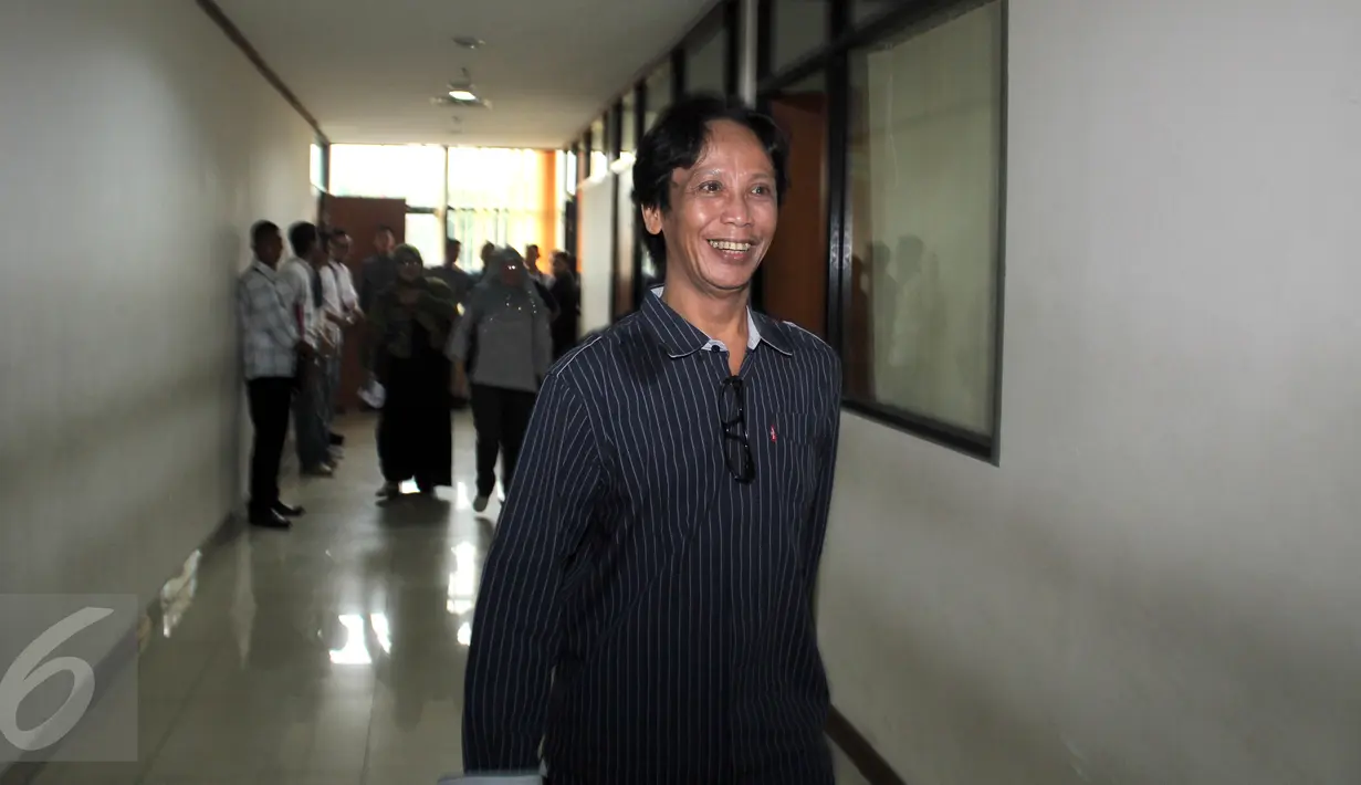 Komedian Mandra bersiap menjalani sidang perdana beragenda pembacaan dakwaan di Pengadilan Tipikor, Jakarta, Kamis (20/8/2015). Mandra terjerat kasus korupsi pengadaan program siap siar TVRI pada 2012 bernilai Rp 47,8 miliar. (Liputan6.com/Yoppy Renato)