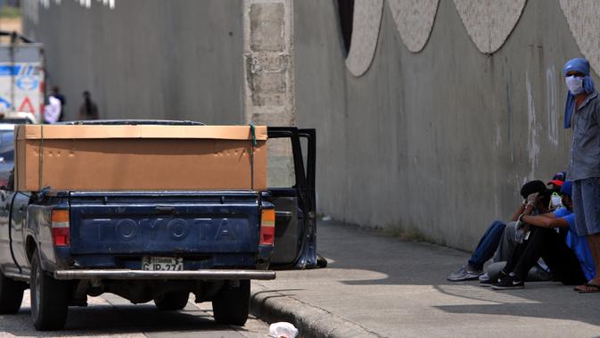 Tampilan kotak kardus yang digunakan sebagai peti mati di sebuah truk di luar pemakaman di Guayaquyil, Ekuador, Senin (6/4/2020). Kehabisan peti mati, kota terbesar di Ekuador yang menjadi klaster wabah virus corona itu terpaksa menggunakan kotak kardus untuk korban Covid-19. (Jose Sanchez/AFP)