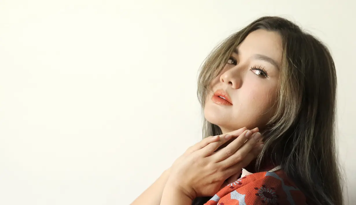 <p>Soal izin pada suami dikatakan Vicky hal itu ia lakukan karena tak ingin ada salah paham. "Sekarang aku bahagia-bahagia saja, aku pamit (izin) dulu, kalau nggak, nanti dikira masih gagal move on, gawat kan," tuturnya sambil tertawa. [Foto: Bambang E. Ros/Fimela]</p>