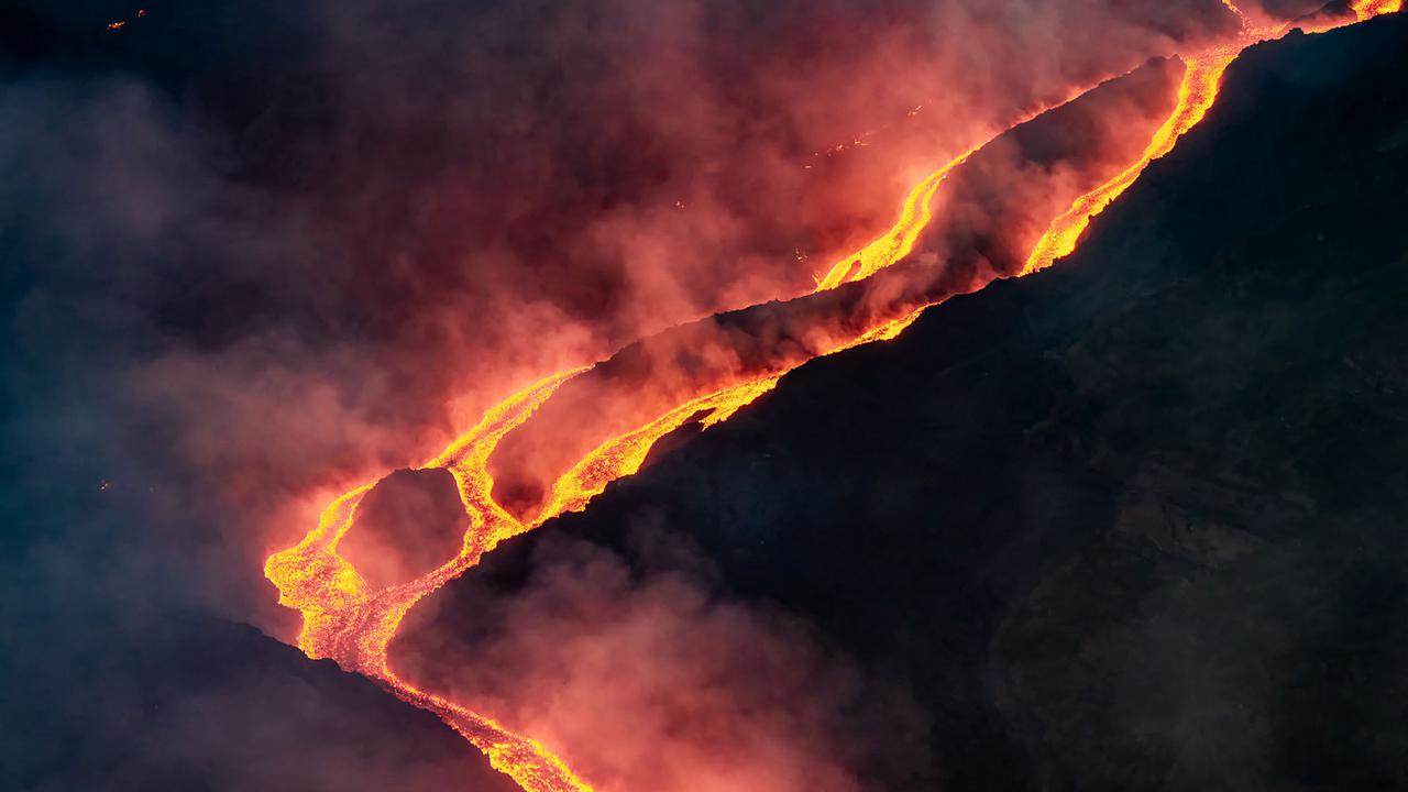 Luncuran Lava Cair Gunung Etna Membentuk Sungai Api Spektakuler