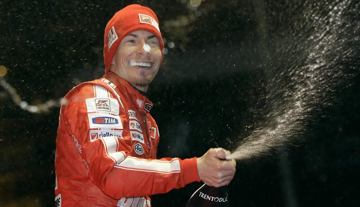 Salah satu momen saat Nicky Hayden bersama Ducati di Madonna Di Campiglio ski resort, Italia,(15/1/2010). Nicky meninggal akibat kecelakaan sepeda di Italia. (AP/Alberto Pellaschiar)