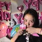 Jisoo Blackpink ulang tahun ke-28 dengan segala atribut Hello Kitty. (Dok: Instagram @sooyaaa)