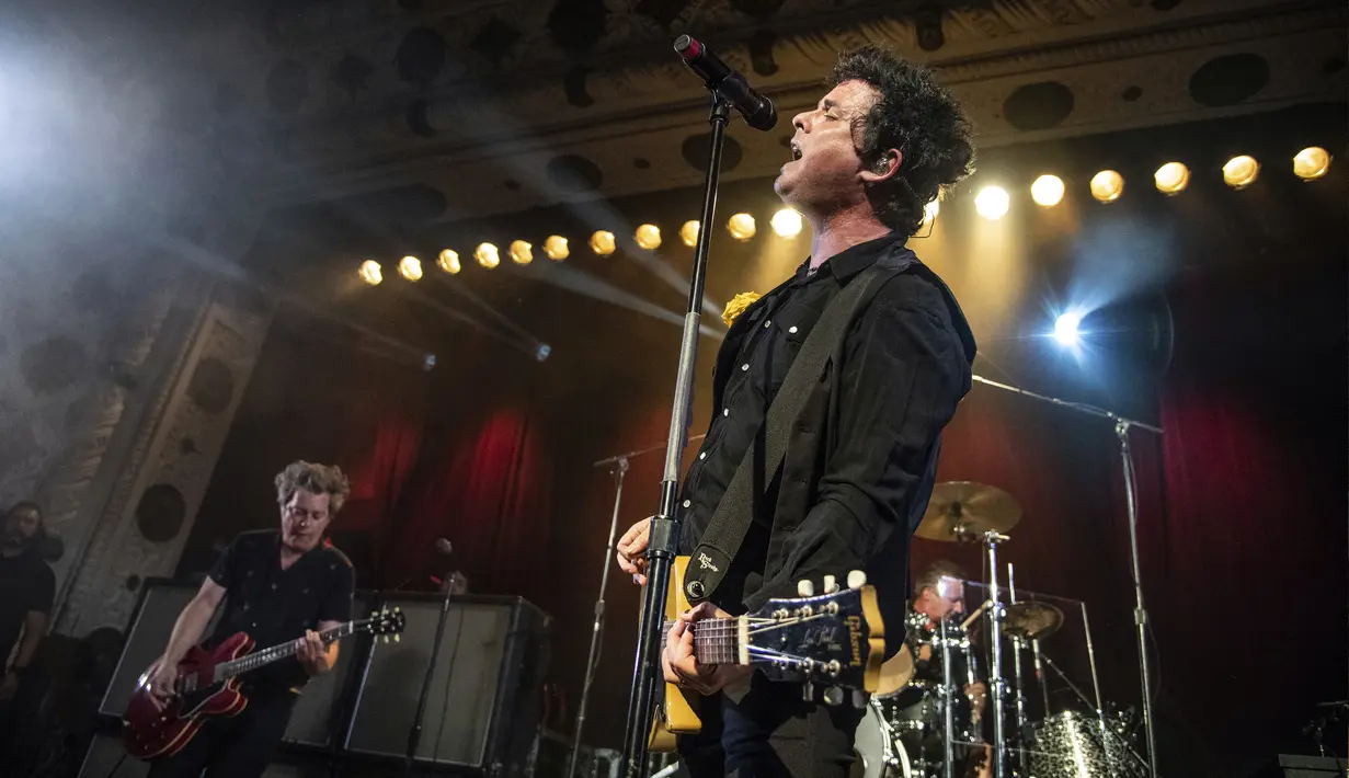 Personel grup band Green Day Billie Joe Armstrong tampil di Metro, Chicago, Amerika Serikat, 29 Juli 2022. (Photo by Amy Harris/Invision/AP)