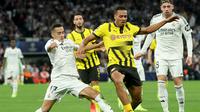 Bek Real Madrid asal Spanyol Lucas Vazquez (kiri) berebut bola dengan gelandang Borussia Dortmund asal Jerman Felix Nmecha selama pertandingan sepak bola hari ke-3 fase liga Liga Champions UEFA antara Real Madrid CF dan Borussia Dortmund di stadion Santiago Bernabeu di Madrid pada 22 Oktober 2024.Pierre-Philippe MARCOU / AFP