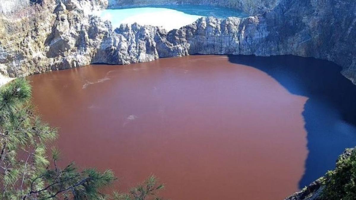 Suhu Danau Kawah Gunung Kelimutu Naik: Bau Belerang Menyengat, Pengunjung Diimbau Pakai Masker