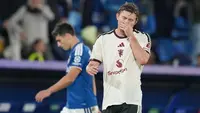 Matthijs de Ligt dari Manchester United meninggalkan lapangan pada babak kedua saat pertandingan fase pembukaan Liga Champions antara Como dan Manchester United di Como, Italia, Rabu, 21 Oktober 2026. (AP Photo/Antonio Calanni)