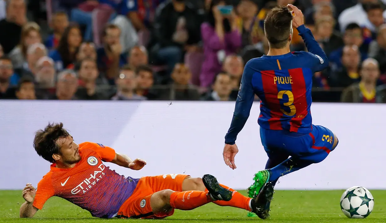 Gelandang City, David Silva melakukan tackling pemain Barca, Gerard Pique pada pertandingan Barca menjamu City di stadion Camp Nou, Barcelona, Spanyol (19/10). Barca berhasil mempermalukan City dengan skor 4-0. (Reuters/Albert Gea)