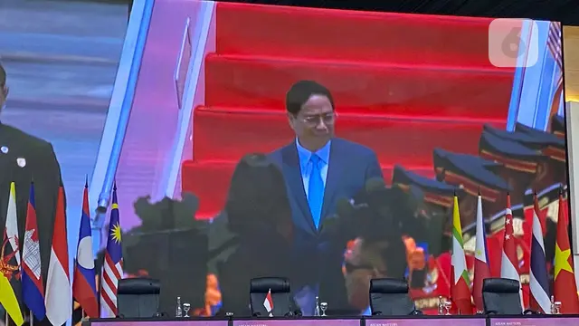 Perdana Menteri Vietnam Pham Minh Chinh tiba di Bandara Soekarno-Hatta pada Senin (4/9) sekitar pukul 10.38 WIB (Liputan6.com/Teddy Tri Setio Berty)