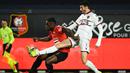 Striker Rennes, Jeremy Doku (kiri) berebut bola dengan gelandang Nice, Pierre Lees-Melou dalam laga lanjutan Liga Prancis 2020/21 pekan ke-27 di Roazhon Park Stadium, Rennes, Jumat, (26/2/2021). Rennes kalah 1-2 dari Nice. (AFP/Damien Meyer)