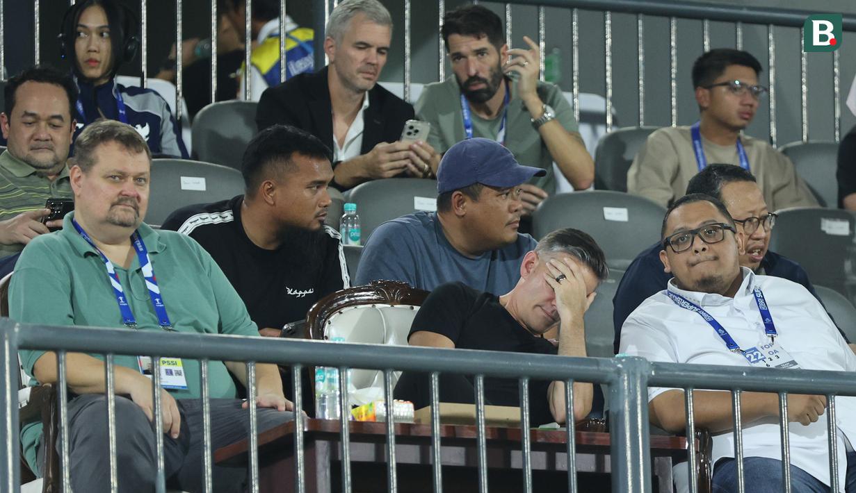 Di belakangnya juga tampak asisten pelatih Timnas Indonesia, Dzikry Lazuardi, yang sebelumnya menjabat sebagai kepala analis Persija Jakarta. (Bola.com/M Iqbal Ichsan)
