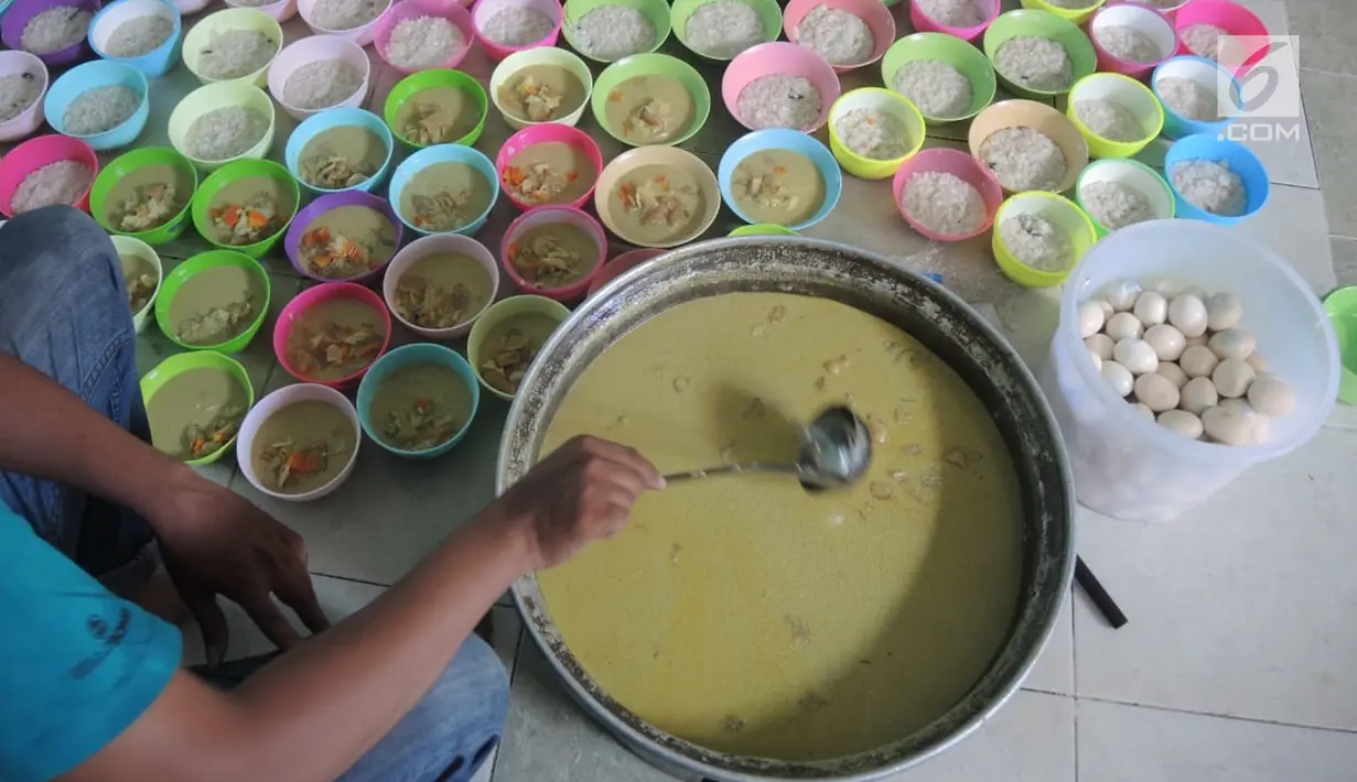 Takmir Masjid Pekojan Semarang mempersiapkan menu buka bersama berupa bubur India di Serambi Masjid Pekojan, Jumat (17/5/2019). Tradisi ini berjalan sudah ratusan tahun dan menjadi rujukan kaum dhuafa di sekitar masjid untuk buka puasa. (Liputan6.com/Gholib)