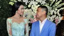 Radit tampak gagah dengan kemeja putih, dengan dibalut jas warna biru. Begitu juga calon istrinya dengan riasan natural dengan kebaya tosca yang dikenakan. (Deki Prayoga/Bintang.com)