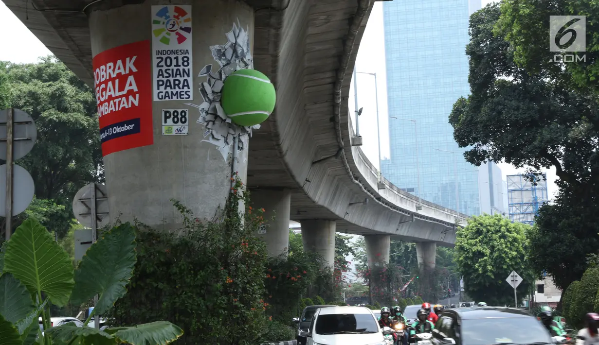 Pernak pernik sosialisasi Asian Para Games 2018 tertempel di tiang penyangga jembatan layang non tol Antasari, Jakarta, Rabu (26/9). Asian Para Games 2018 berlangsung 6-13 Oktober di Jakarta. (Liputan6.com/Helmi Fithriansyah)