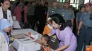 Citizen6, Bekasi: Tetty Agus Suhartono menemani seorang anak untuk memeriksa kesehatan di pengobatan gratis. (Pengirim: Badarudin Bakri Badar)
