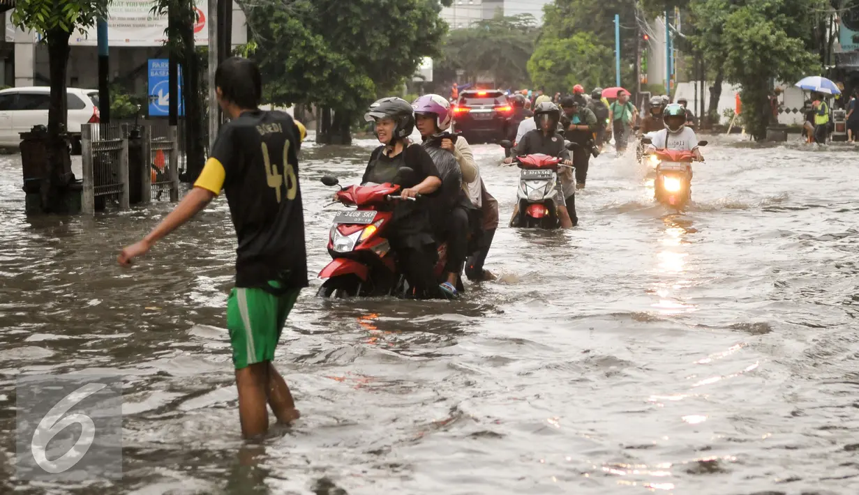 Pemotor menerobos banjir di kawasan Kemang, Jakarta, Jumat (11/11). Banjir di kawasan ini mencapai lutut orang dewasa. (Liputan6.com/Yoppy Renato)