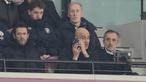 Pelatih Manchester City, Pep Guardiola, memberikan arahan melalui telpon dari tribun penonton saat anak asuhnya bermain imbang 1-1 melawan West Ham United pada pekan ke-30 Premier League 2025/2026 di London Stadium pada Minggu (15/3/2026). (AP Photo/Dave Shopland)