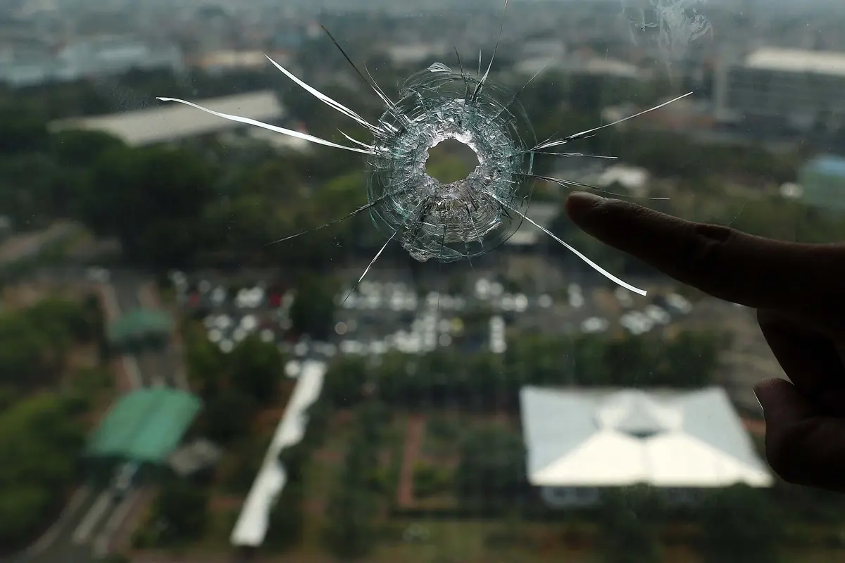 Kondisi Kaca Ruang Anggota DPR Akibat Peluru Nyasar