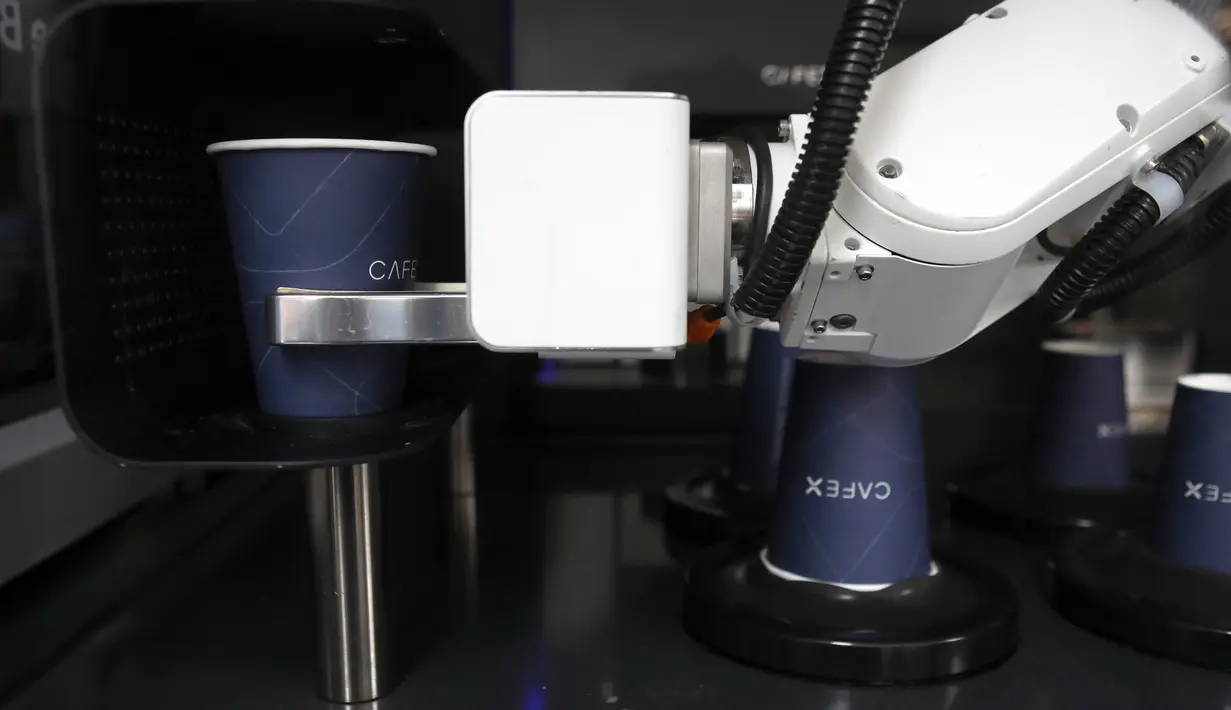 Robot barista membuat kopi di Cafe X, San Francisco, California, AS, Selasa (12/2). Cafe X memiliki tiga robot di setiap kedainya di pusat San Francisco. (Justin Sullivan/Getty Images/AFP)