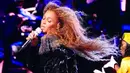Dan yang terbaru, ritsleting boots Beyonce turun saat ia tengah bernyanyi di atas panggung. (REX/Shutterstock/HollywoodLife)
