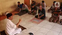 Sejumlah santri yang ternyata mereka adalah orang dengan gangguan jiwa (ODGJ) tengah mendengarkan siraman rohani usai menjalankan ibadah salat ashar di Pondok Pesantren Daarut Tasbih di Kota Bumi, Tangerang, Selasa (12/5/2020). (Liputan6.com/Angga Yuniar)