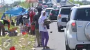 Sejumlah anak berjualan di pintu tol keluar Brebes Timur, Jawa Tengah, (3/7).Hari mudik dan libur sekolah, Sejumlah anak di kawasan tersebut berjalan untuk menjajakan barang dagangannya kepada pemudik yang terkena macet. (Liputan6.com/Angga Yuniar)