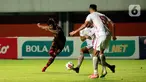 Pemain PSM Makassar, Saldi (kiri) menendang bola dihadang  pemain Persija Jakarta, Yann Motta Pinto dalam pertandingan semifinal leg pertama Piala Menpora 2021 di Stadion Maguwoharjo, Sleman, Kamis (15/4/2021). PSM Makassar vs Persija Jakarta bermain imbang 0-0. (Bola.com/Ikhwan Yanuar)