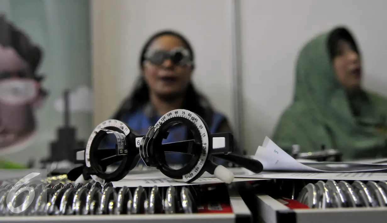 Pengunjung mencoba kacamata baca saat digelarnya pameran alat kesehatan dan perbekalan kesehatan rumah tangga di Jakarta Convention Center (JCC), Jakarta, Jumat (16/10). Acara akan berlangsung hingga 17 Oktober 2015.(Liputan6.com/Johan Tallo)