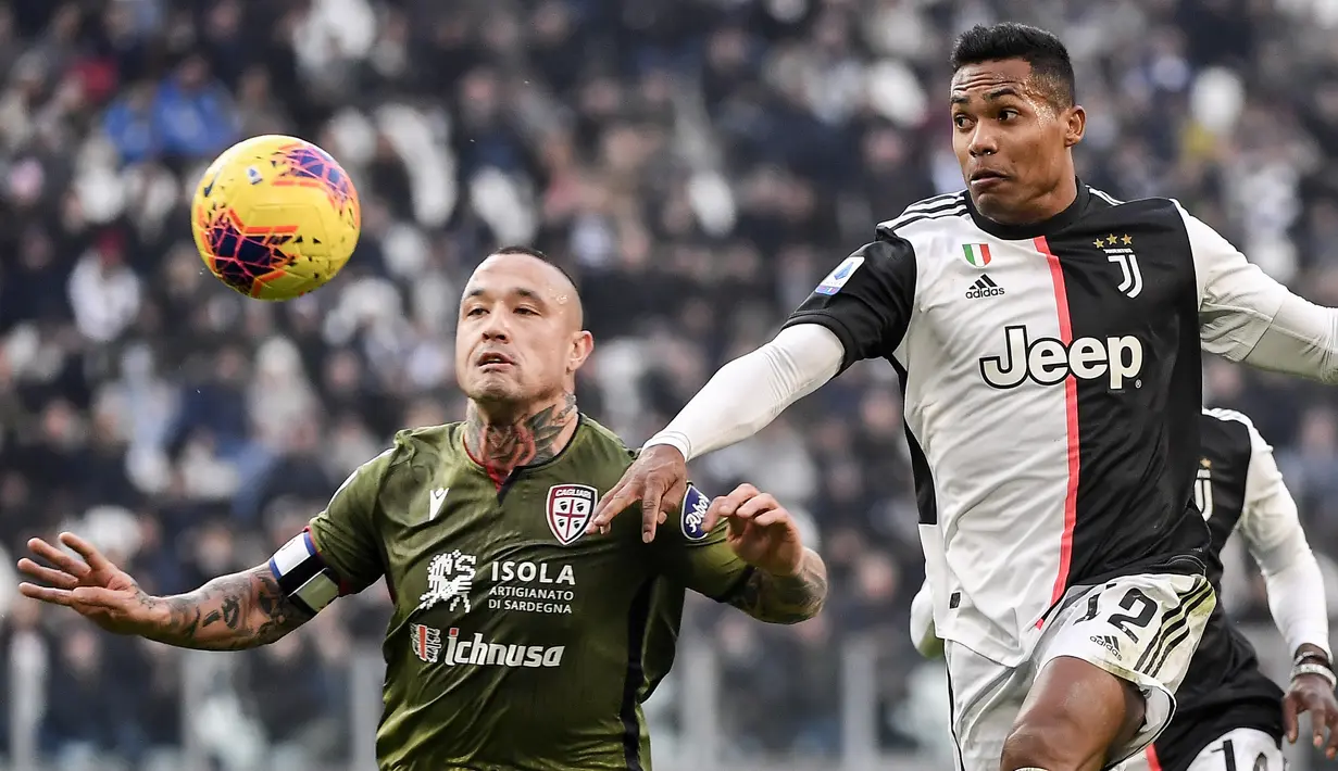Gelandang Cagliari, Radja Nainggolan berebut bola dengan gelandang Juventus, Alex Sandro pada pertandingan lanjutan Liga Serie A Italia di Stadion Allianz, Turin (6/1/2020). Juventus menang telak atas Cagliari 4-0. (Marco Alpozzi / LaPresse via AP)