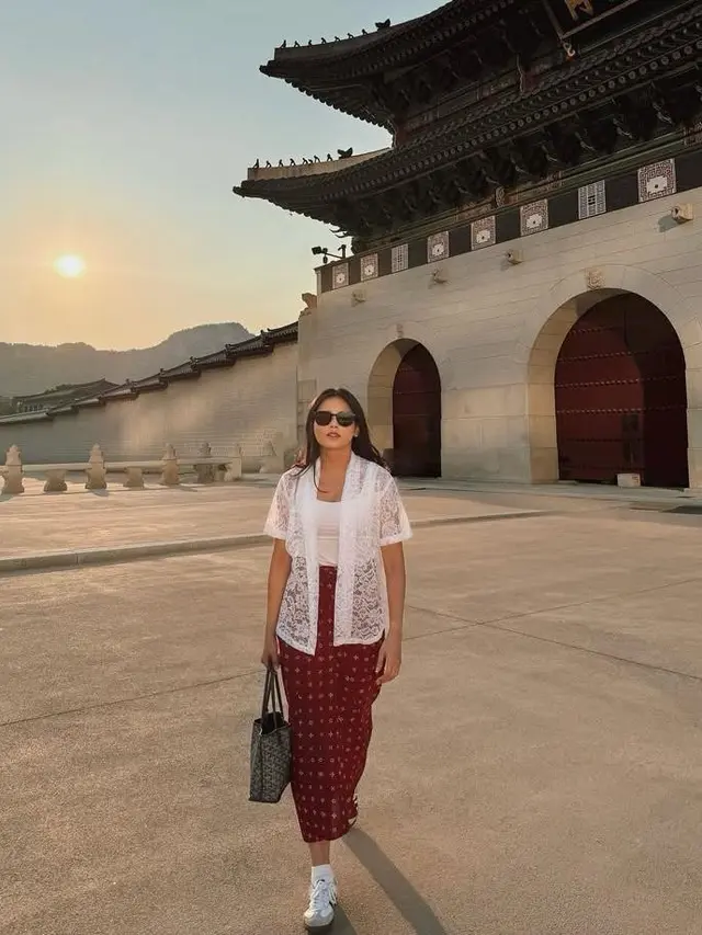 5 Gaya Nadin Amizah hingga Febby Rastanty Padukan Wastra & Sneakers, Inspirasi Tampilan Berkain yang Unik dan Nyaman