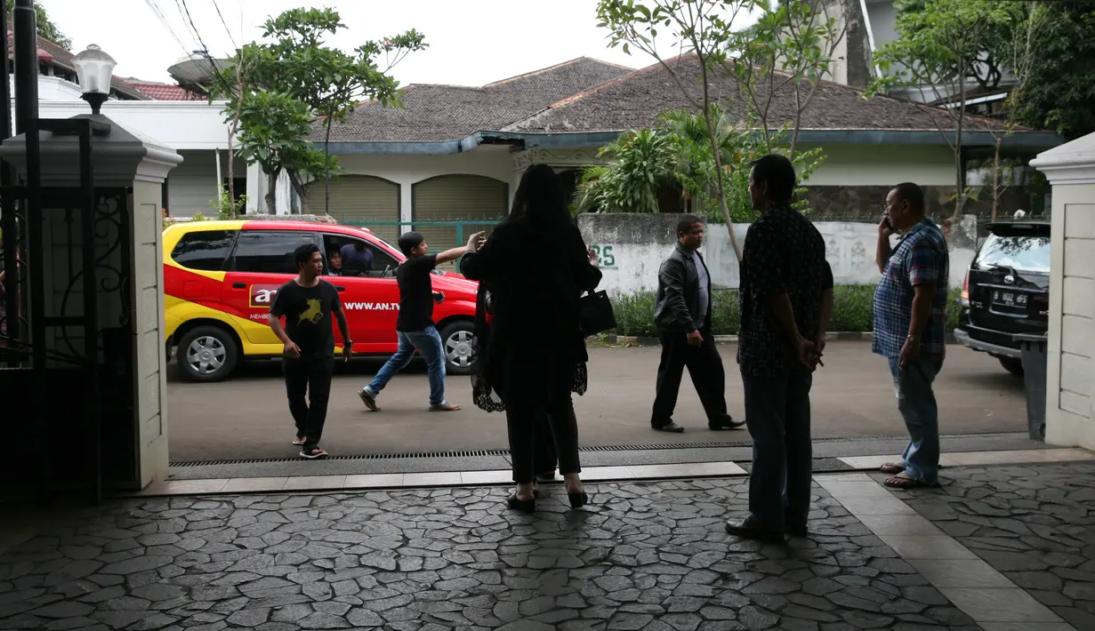 "Saya lihatnya pas digotong aja. Dibawa mobil terus ke rumah sakit. Sekarang di RSPI, tadi pas pingsan langsung dibawa. Jam 11.15 WIB," ujar Toyib, salah satu tetangga Sys NS di rumah duka. (Nurwahyunan/Bintang.com)