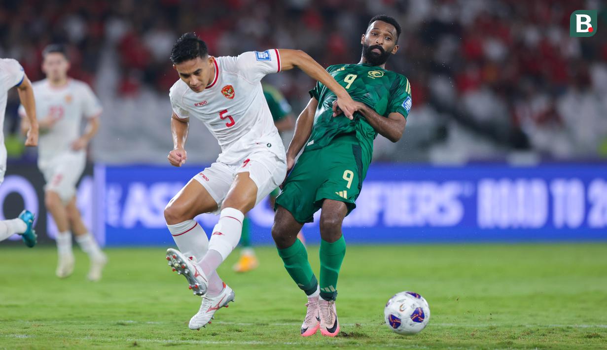 Pemain Timnas Indonesia, Rizky Ridho, berusaha menghentikan laju pemain Arab Saudi, Firas Al-Buraikan, pada pertandingan lanjutan putaran ketiga Kualifikasi Piala Dunia 2026 Zona Asia di Stadion Utama Gelora Bung Karno (SUGBK), Senayan, Selasa (19/11/2024). (Bola.com/M Iqbal Ichsan)