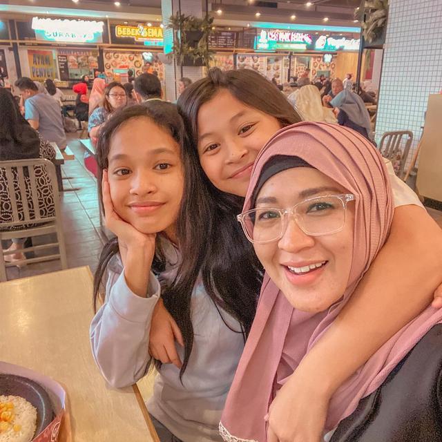 Buah Hati Beranjak Remaja, Ini 6 Potret Okie Agustina dan Anak Perempuannya