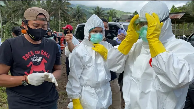 Proses pemakaman jenazah pasien Covid-19 di Kabupaten MInahasa, Sulut.