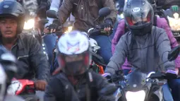 Antrean kendaraan yang terjebak kemacetan di jalan Lamaran, Karawang, Sabtu (2/7). Kemacetan tersebut terjadi akibat pemisahan jalur antara roda dua dengan roda empat untuk mengantisipasi jalur mudik Pantura. (Liputan6.com/Gempur M Surya)