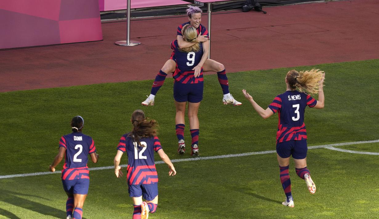 Amerika Serikat keluar sebagai pemenang usai kalahkan Australia pada cabang olahraga sepak bola putri Olimpiade Tokyo 2020 di pertandingan perebutan medali perunggu. Mereka berhasil menang tipis dengan skor 4-3. (Foto: AP/Kiichiro Sato)