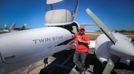 Yupqa beli va katta dumbali qiz bilan porno