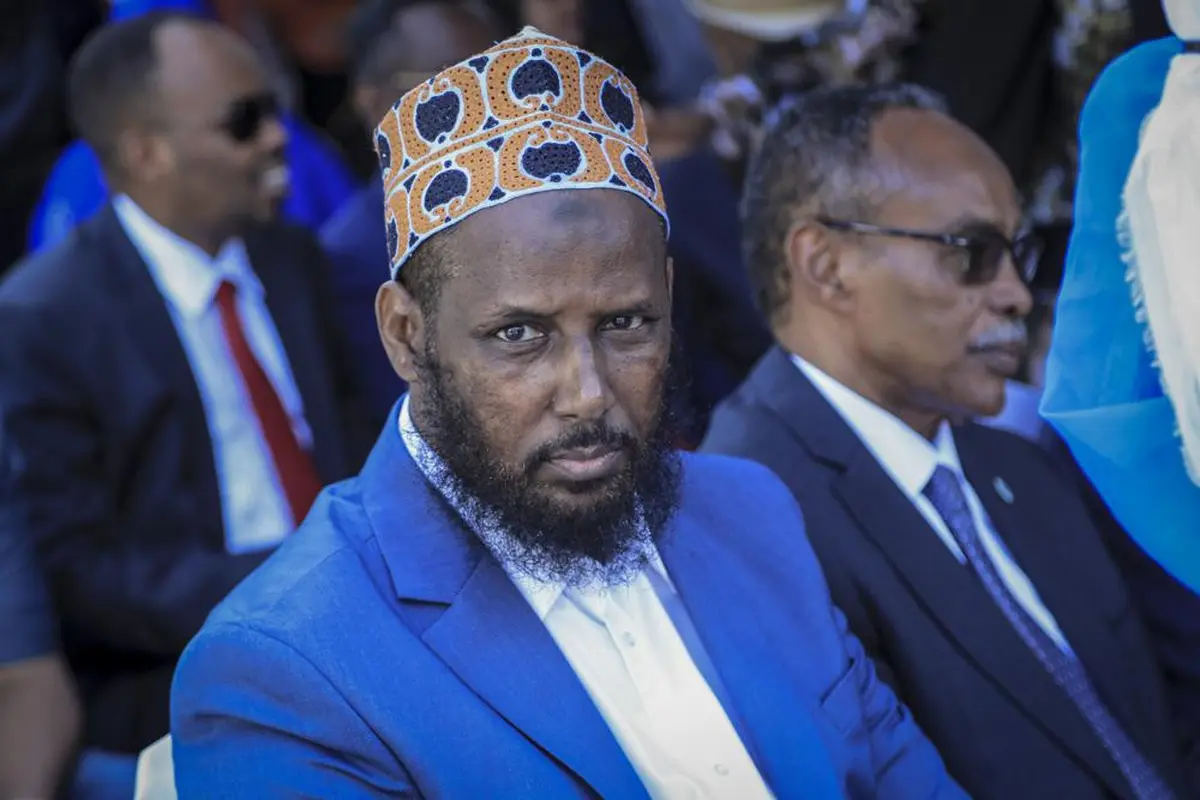 Mantan wakil pemimpin kelompok ekstremis Al-Shabab, Mukhtar Robow, diangkat menjadi menteri urusan agama, di ibu kota Mogadishu, Somalia Selasa, 2 Agustus 2022. (AP Photo/Farah Abdi Warsameh)
