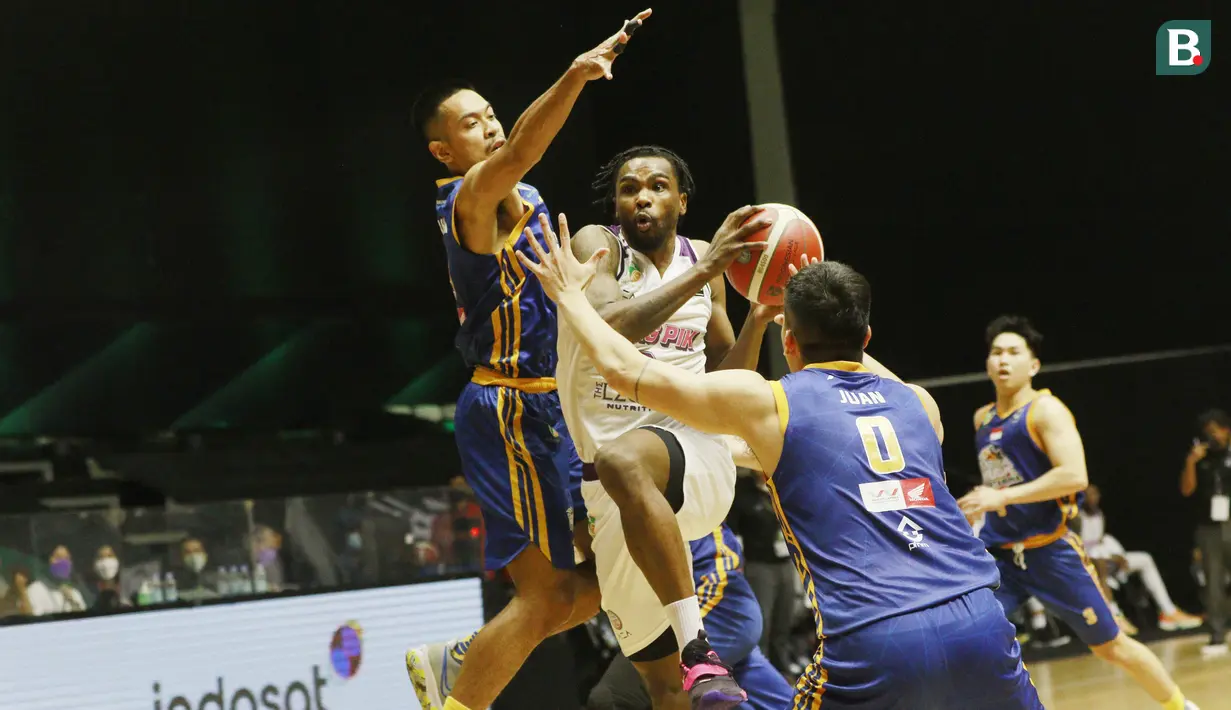 Pebasket Rans PIK Basketball, Jalil Austin Mohammed Abdul Bassit (tengah) berusaha melewati pebasket Satria Muda Pertamina pada laga IBL 2022 di Hall Basket GBK, Jakarta, Rabu (19/01/2022). Satria Muda menang dengan skor 64-32. (Bola.com/M Iqbal Ichsan)