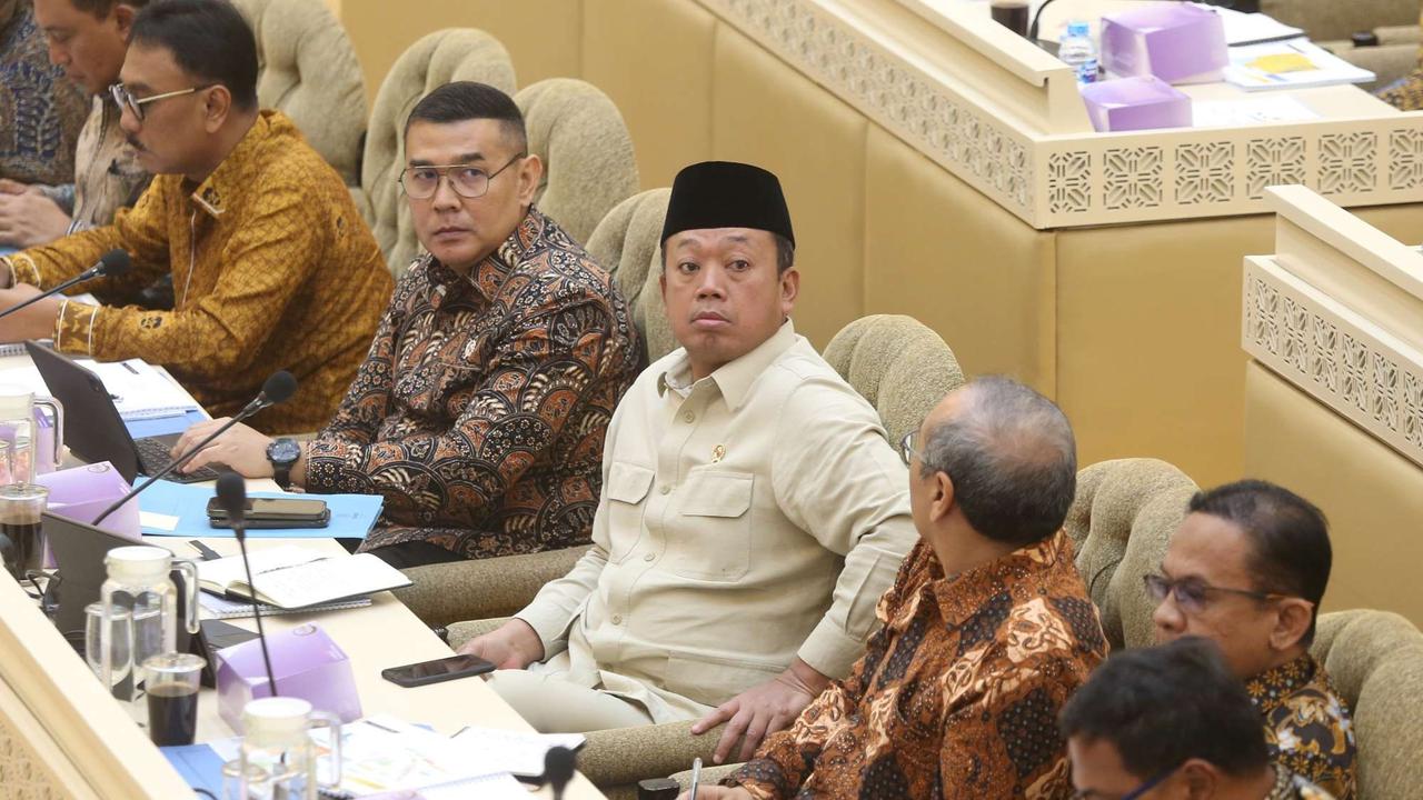 Menteri ATR Nusron Wahid rapat dengan Komisi II DPR terkait pagar laut