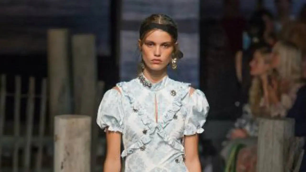 Sentuhan Gaya Busana Pengantin Kasual dari London Fashion Week 