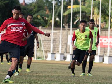 Penyerang Bali United, Lerbi Eliandri mengikuti latihan terakhir sebelum menghadapi Persija di laga Piala Presiden 2015, Denpasar, Bali, Sabtu (30/8/2015). (Bola.com/Vitalis Yogi Trisna)