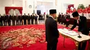 Presiden Jokowi saat penandatanganan dokumen jabatan Kepala Staf Presiden Teten Masduki  pada acara pelantikan di Istana Negara, Jakarta, Selasa (2/9). Teten menggantikan Luhut yang kini menjabat Menko Polhukam. (Liputan6.com/Faizal Fanani)
