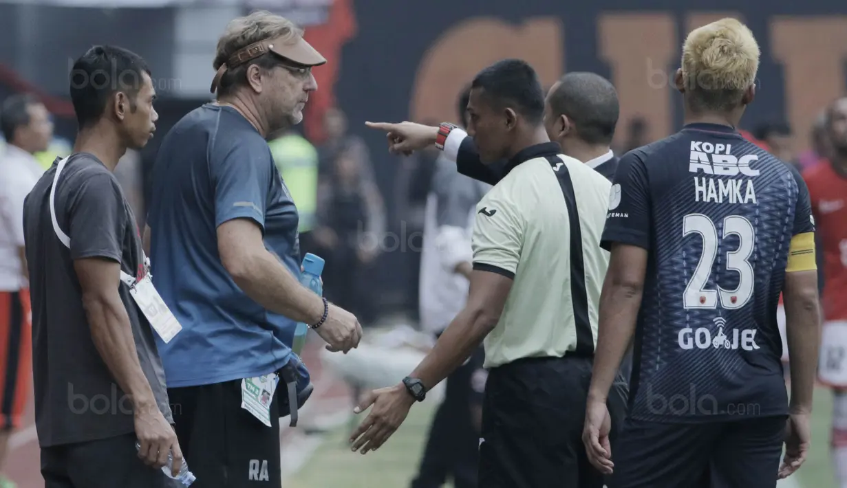 Pelatih PSM, Robert Rene Alberts, melakukan protes kepada wasit saat pertandingan melawan Persija pada laga Liga 1 di Stadion Patriot, Bekasi, Selasa  (15/8/2017). Persija bermain imbang 2-2 dengan PSM. (Bola.com/M Iqbal Ichsan)