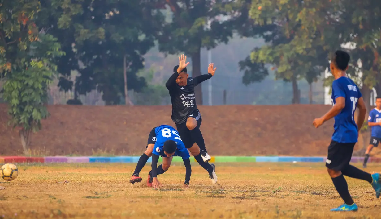 Pemain berebut bola saat laga Liga Ayo Jakarta 2019. (Liga Ayo)