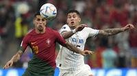 Pemain timnas Portugal, Joao Cancelo (kiri)&nbsp;berebut bola dengan&nbsp;pemain Uruguay Mathias Olivera dalam pertandingan kedua grup H Piala Dunia 2022 yang berlangsung di Lusail Stadium, Qatar, Selasa (29/11/2022). (AP Photo/Themba Hadebe)