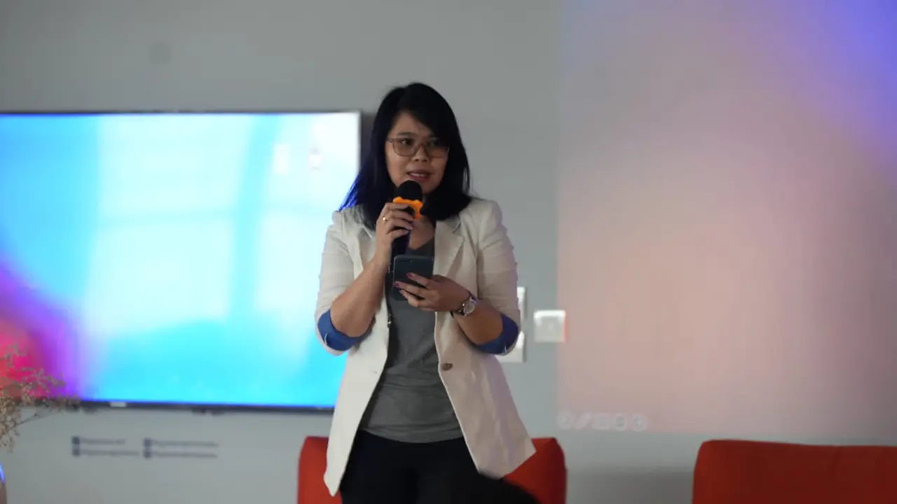 Kepala Sekretariat AIS Forum, Riny Modaso mengungkapkan bahwa dialog tingkat tinggi ini mengundang pemimpin dunia, pakar/ahli bidang ekonomi, investor, dan pelaku bisnis untuk terlibat membahas kelangsungan dan pengembangan sektor ekonomi biru.